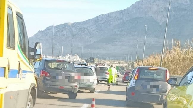 Tamponamento tra auto sulla A29 tra Carini e Capaci: code e disagi per gli automobilisti
