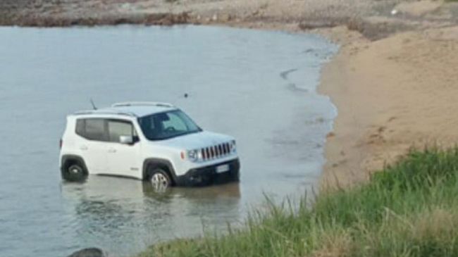 Fuori programma a Petrosino: Jeep finisce in mare per un freno a mano dimenticato