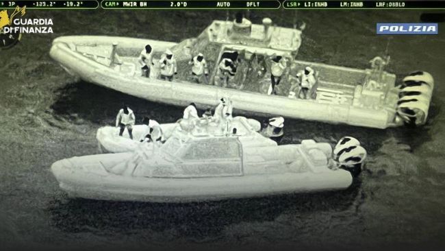 ​Sequestrati 670 chili di hashish da Polizia e Guardia di Finanza al largo di Marsala. Arrestate cinque persone