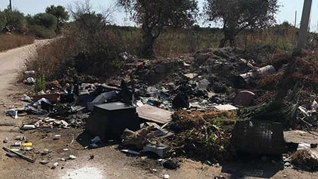 VIDEO – Una diffusa discarica in C.da S.Maria, la segnalazione di un cittadino. “ManteniAmo Mazara Pulita”