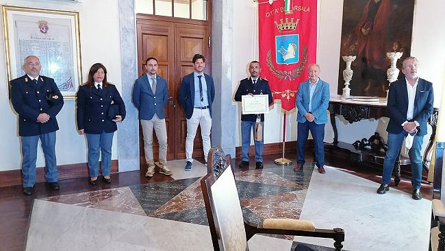 Marsala, Premiato dal sindaco il poliziotto che la scorsa estate nelle acque dello stagnone salvò una bambina di 4 anni