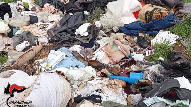Erice, getta rifiuti in un terreno privato. Sanzionato dai carabinieri 