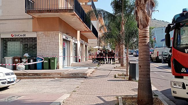 Principio di incendio a uno sportello bancomat della filiale Unicredit di Alcamo
