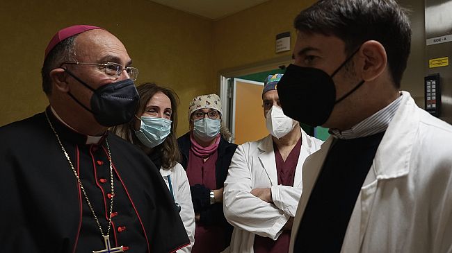 Negli ospedali personale insufficiente e sotto stress, l’appello del vescovo