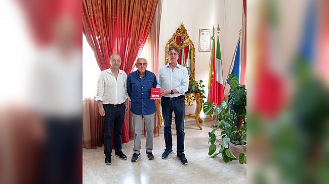 Campobello, donato al sindaco castiglione il libro “La ragione del mancino” di Signorello