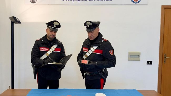 Fermati in auto con un kg di hashish. Denunciata una coppia di marsalesi