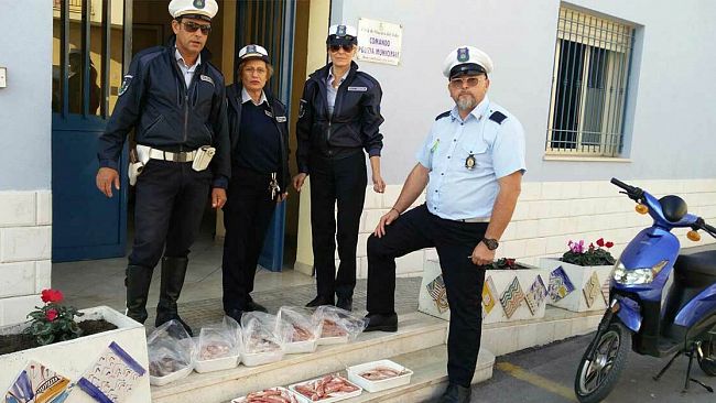 Mazara, la polizia municipale sequestra 25 kg di prodotto ittico ad ignoti commercianti abusivi