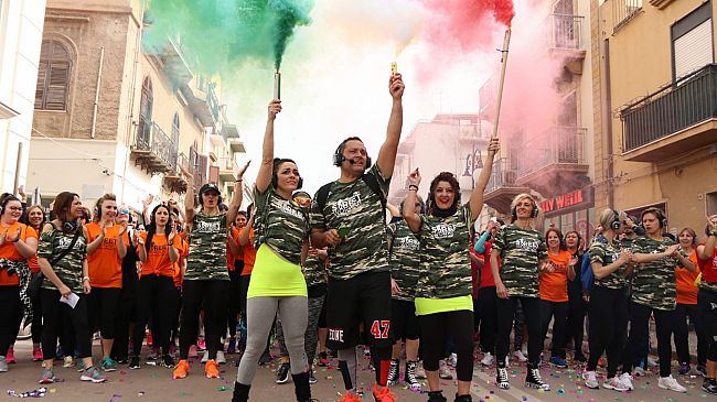 street-workout-piace-anche-ai-turisti-in-visita-in-sicilia-per-la-terza-edizione-in-trecento-si-allenano-nei-luoghi-piu-belli-di-mazara