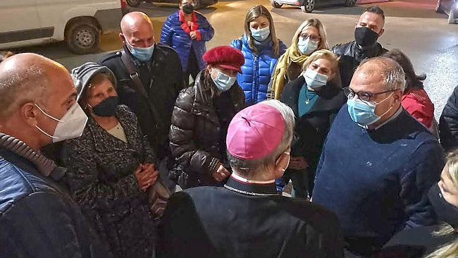 Mazara, seconda veglia di preghiera per i pescatori sequestrati. Il vescovo: «è stata un’ingiustizia»