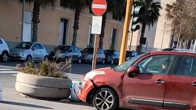 Trapani, auto impatta contro un blocco di cemento. Ecco come sono andate le cose…