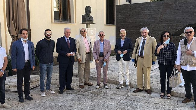 Ricollocata la targa vandalizzata del monumento a Giovanni Gentile