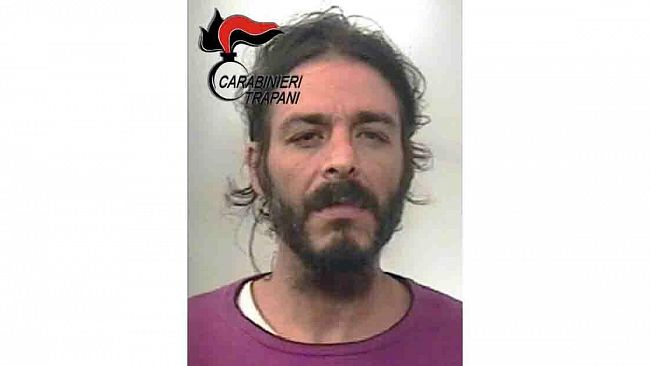 Marsala, brucia la bocca della compagna con la cera di una candela