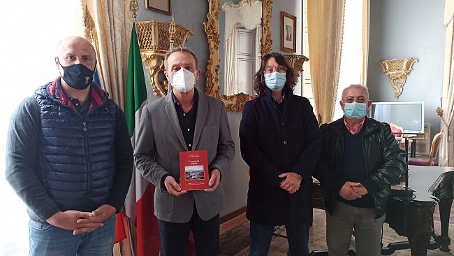 Trapani, donata all’Amministrazione comunale una copia de “La storia di Napola”