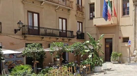 Trapani, troppi escrementi nel cortile dell'Anagrafe