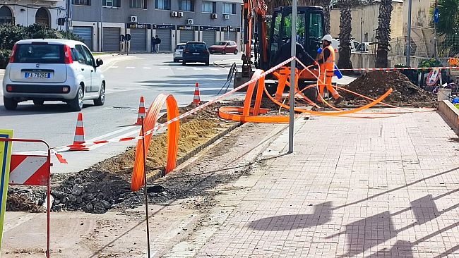 Marsala, Piazza Piemonte e Lombardo. I vigili urbani intimano blocco dei lavori non autorizzati per la posa della fibra