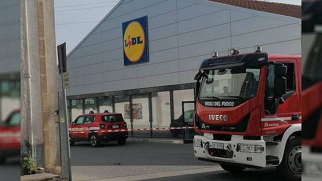 Marsala, incendio al LIDL di via Salemi