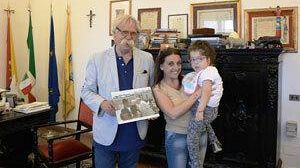 Mazara, nell’ufficio del Sindaco la foto che ritrae la piccola Silvia Tumbarello con Papa Francesco