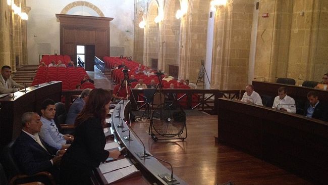 Consiglio comunale: “cortocircuiti politici”?. Approvata modifica al Regolamento Cimiteriale.