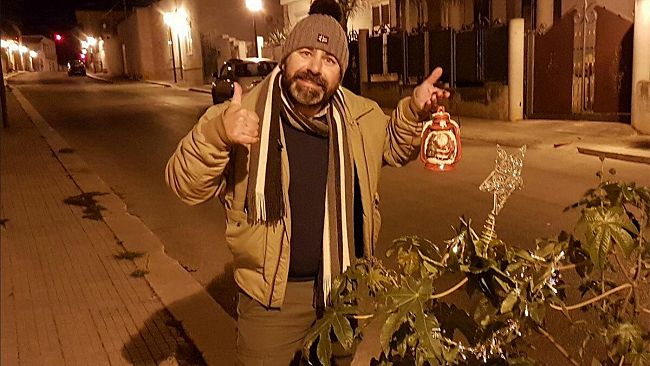 VIDEO – Realizza il tuo albero di Natale di strada (in attesa che il Comune di Mazara inizi la discerbatura)