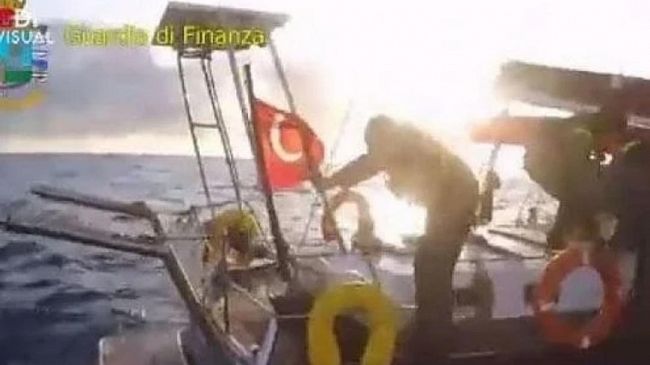 Sequestro ingente carico di hashish su una barca a vela al largo di Marettimo