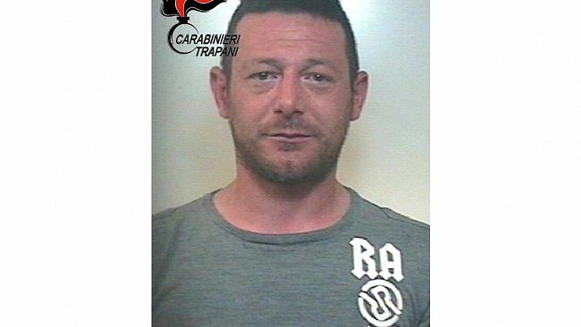 Tenta di dare fuoco all’auto del cognato, arrestato