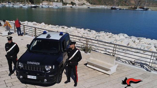 sicilia/castellammare-del-golfo-sorpresi-a-rubare-allinterno-di-un-camper-arrestati-dai-carabinieri-due-uomini
