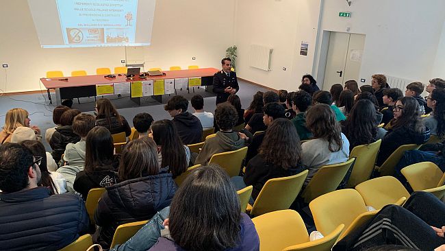 Safer internet day, studenti alcamesi a lezione di sicurezza in rete con i poliziotti