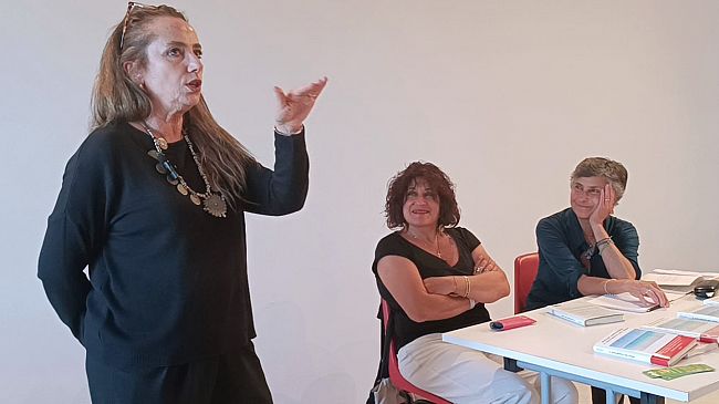 Favignana, grande partecipazione all'incontro con la scrittrice Evelina Santangelo 