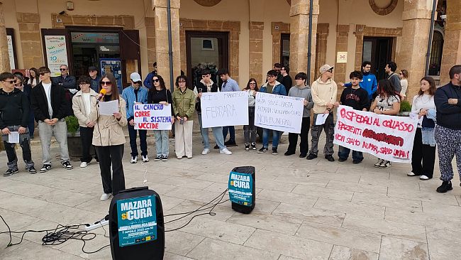 “Mazara Si Cura”, sit-in studentesco in piazza della Repubblica a difesa della sanità pubblica  