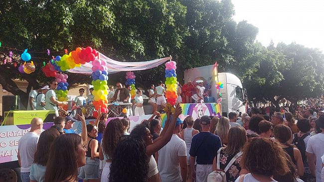 Trapani si veste d'orgoglio: un giorno di libertà e colori