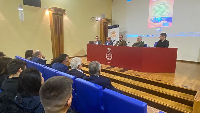 Grande partecipazione per la conferenza organizzata dal Rotary Club Marsala: “Oltre l’algoritmo”
