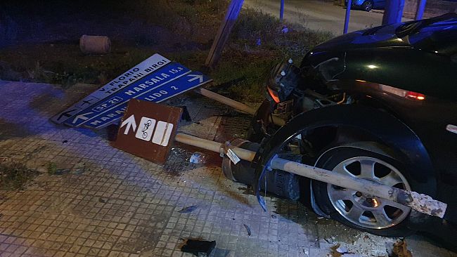 Misiliscemi, auto contro palo della cartellonistica stradale
