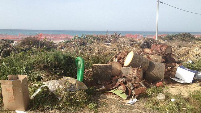 VIDEO – Tonnarella, nella “terra di nessuno” cresce la discarica abusiva.