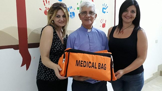 Un kit di pronto soccorso per il Grest amici del colibri di Santa Lucia donato da Panacea e TDM