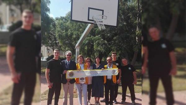 Petrosino: Installato nel “Parco della Pace” il canestro donato dal Lions Club