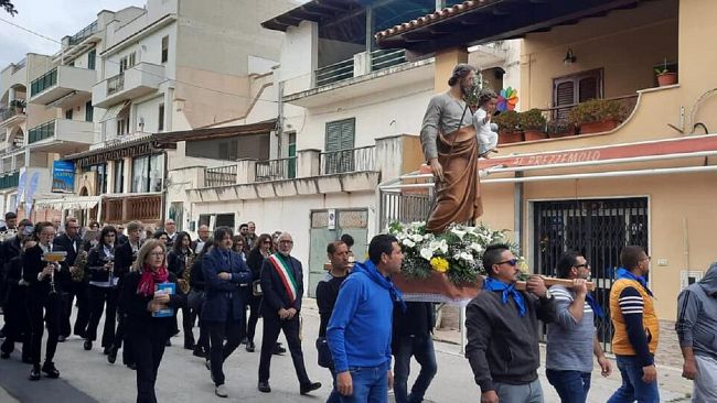Marinella, la processione di San Giuseppe ed il ricordo dei lavoratori scomparsi