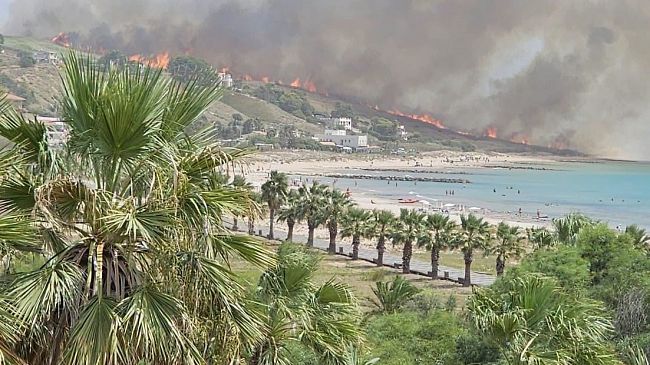 Vasto incendio nei pressi delle spiagge di Porto Palo di Menfi, in azione canadair per domare le fiamme