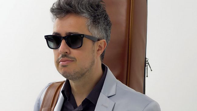 Marsala, al Teatro Sollima Francesco Tizianel si esibisce con sua chitarra a 7 corde