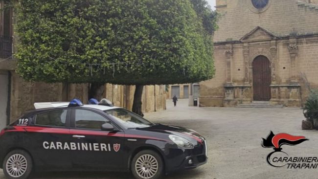 Castelvetrano: in auto senza patente assicurazione e con droga in tasca. Arrestato straniero