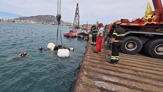 Auto con cadavere a bordo nelle acque del porto di Trapani