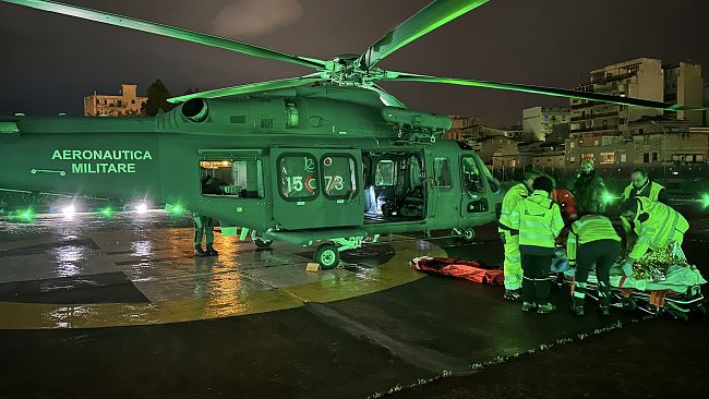 Elicottero del 15° Stormo dell'Aeronautico militare soccorre una bambina sull'isola di Linosa