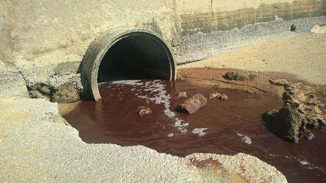 Mazara, anche oggi melma rossa da uno scarico adiacente alla chiesa di San Vito a mare.