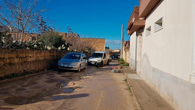VIDEO – Mazara, “Camel Trophy” in via Mongiolisi. In attesa di un intervento: moltissimi disagi
