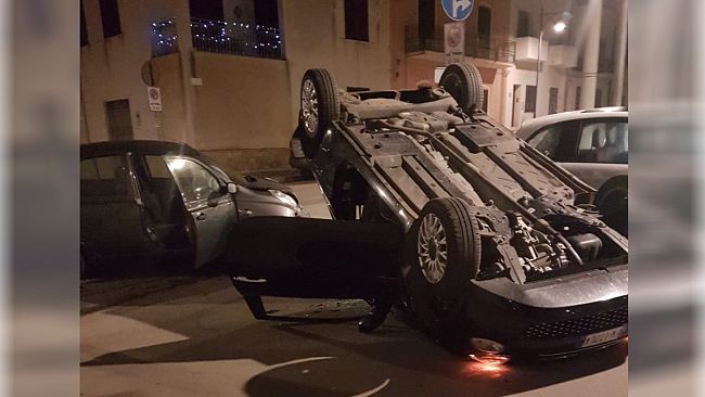 Scontro tra due auto, una si ribalta
