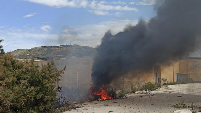 Trapani, incendio alla litoranea. Rifiuti abbandonati dati alle fiamme