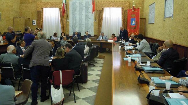 Marsala, Consiglio comunale si discute dell’Estate Marsalese e del cattivo stato delle strade. Approvati 8 debiti fuori bilancio