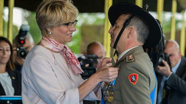 Trapani, il Comandante del 6° Reggimento Bersaglieri insignito della Croce d’Argento al Merito dell’Esercito