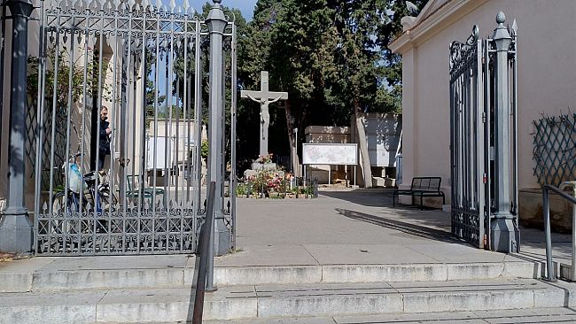 Corruzione nei servizi cimiteriali di Trapani: eseguite dalla Polizia 5 misure cautelari