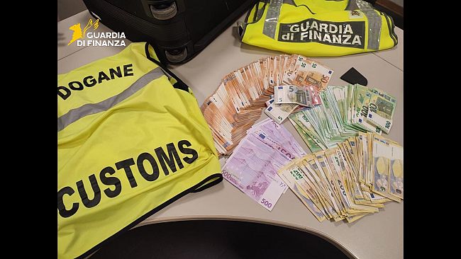 Controlli aeroportuali, scoperti 525 mila euro nascosti tra bagagli e vestiti a Punta Raisi 