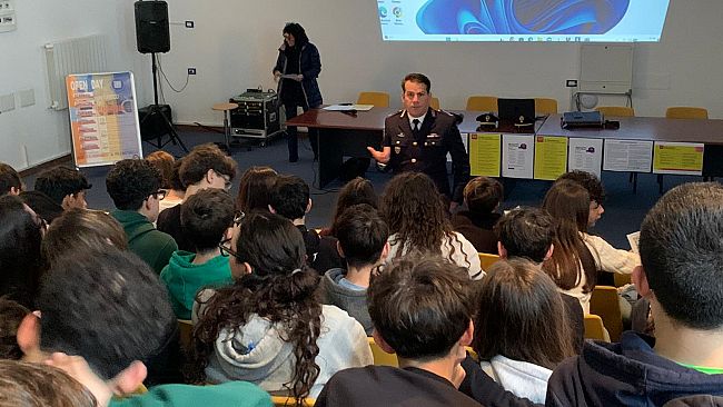 ​Cyberbullismo e sicurezza informatica, incontri della Polizia nelle scuole alcamesi